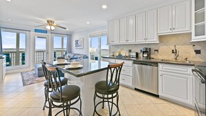 Appart'hôtel, 2 chambres | Cuisine privée | Cafetière/bouilloire, réfrigérateur, micro-ondes, four