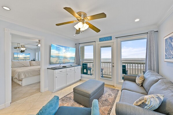 Condo, 2 habitaciones | Área de sala de estar | Smart TV 