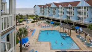 Un hôtel doté d’une piscine, de plusieurs balcons et offrant une vue sur l’océan.