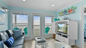 Condo, 2 phòng ngủ | Khu phòng khách | Smart TV