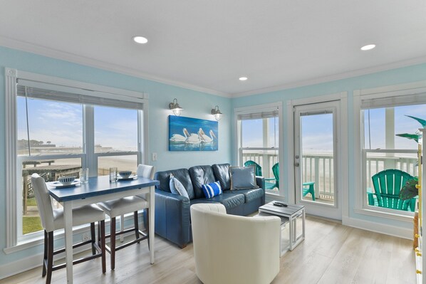 Condo, 2 habitaciones | Área de sala de estar | Smart TV 