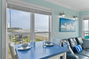 Condo, 2 chambres | Intérieur