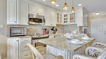 Refrigerador, horno, cafetera/tetera, tostadora