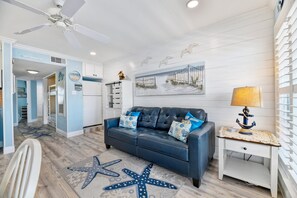 Condo, 1 habitación | Área de sala de estar | Televisión