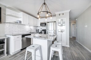 公寓式客房, 1 间卧室 | 私人厨房 | 冰箱、微波炉、烤箱、洗碗机