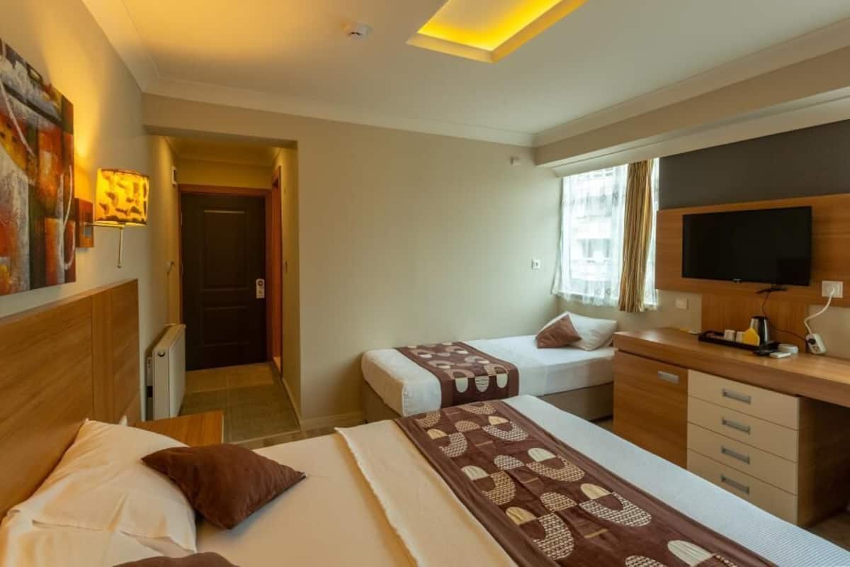 Deluxe kamer, uitzicht op bergen | Een minibar, een kluis op de kamer, verduisterende gordijnen