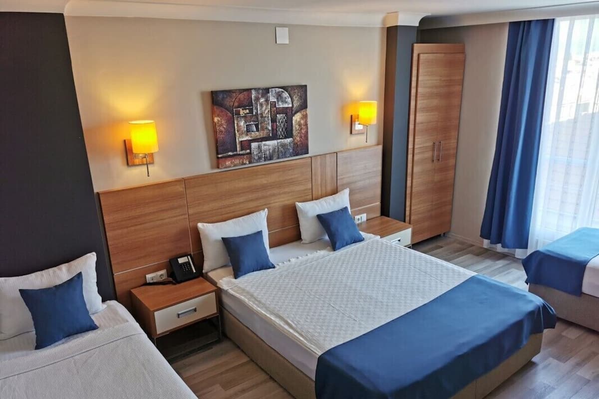 Deluxe Family | Een minibar, een kluis op de kamer, verduisterende gordijnen