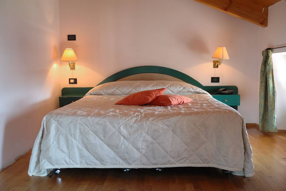 Down duvets, minibar, desk, free cots/infant beds