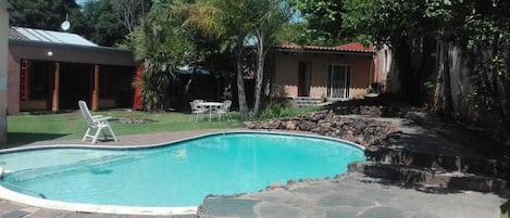 Una piscina al aire libre