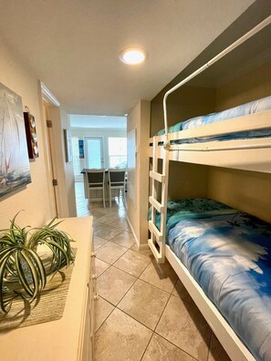 Condo, 1 habitación | 1 habitación, tabla de planchar con plancha, wifi gratis y ropa de cama 