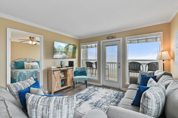 Condo, 2 chambres | Aire de séjour | Téléviseur connecté