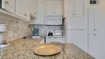 Refrigerador, microondas, horno, lavavajillas