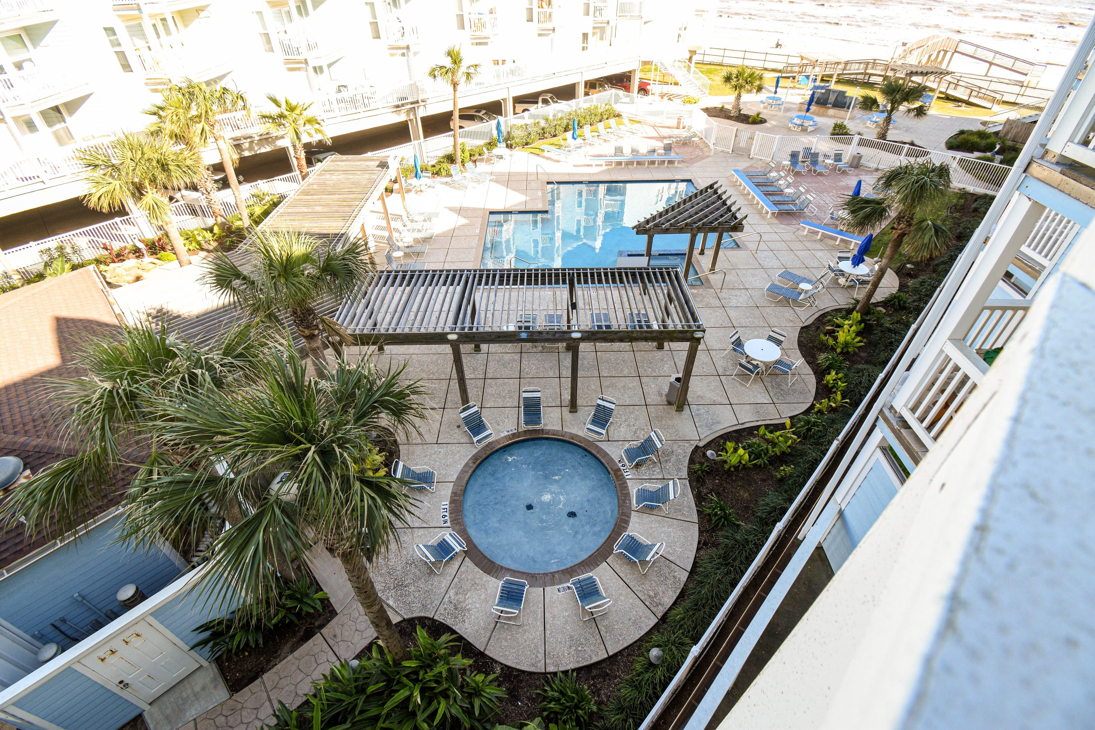 Una piscina al aire libre, una piscina climatizada
