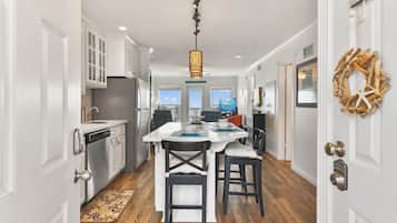 Condo, 2 Bedrooms | Dining