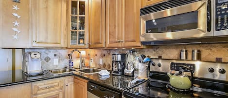 Condo, 2 habitaciones | Cocina privada | Refrigerador, microondas, horno y lavavajillas