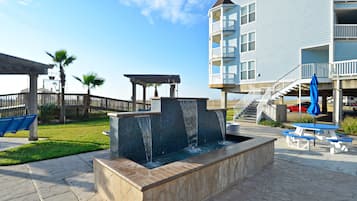 Condo, 2 Bedrooms | Property grounds