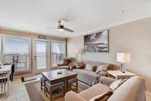 Leilighet, 2 soverom | Oppholdsområde | TV