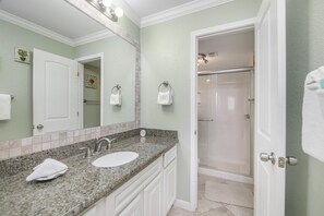 Condo, 2 habitaciones | Baño | Secadora de cabello y toallas