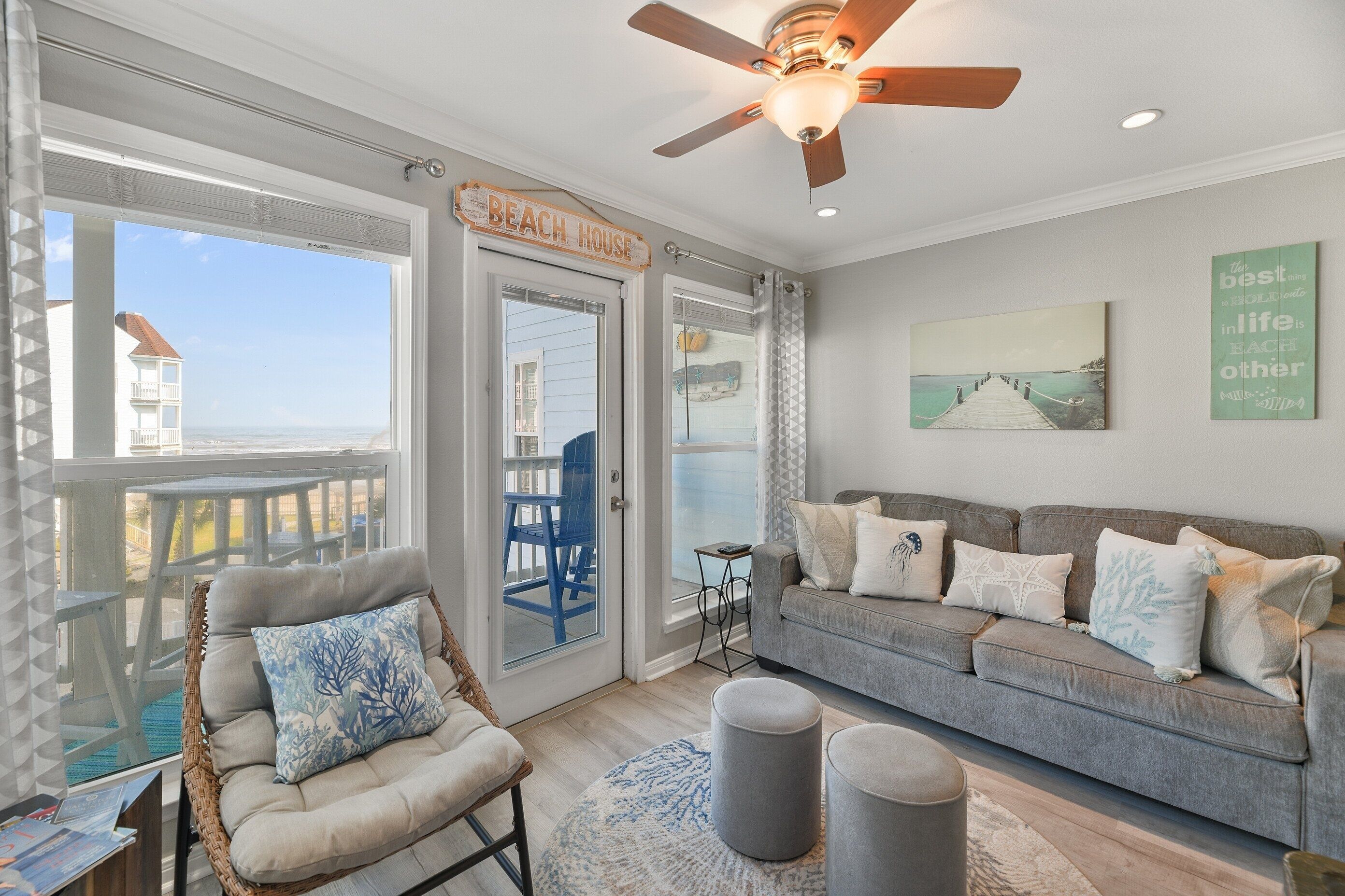 Studio | Woonruimte | Lcd-televisie en een dvd-speler