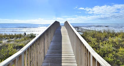 Seascape 1215 Studio Bedroom Condo by RedAwning