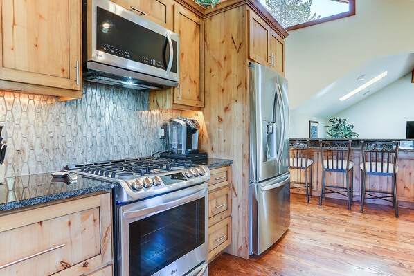 House, 4 Bedrooms | Private kitchen | Fridge, microwave, oven, stovetop
