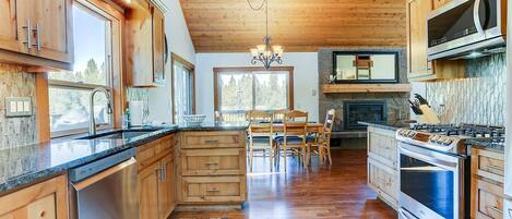 House, 4 Bedrooms | Private kitchen | Fridge, microwave, oven, stovetop