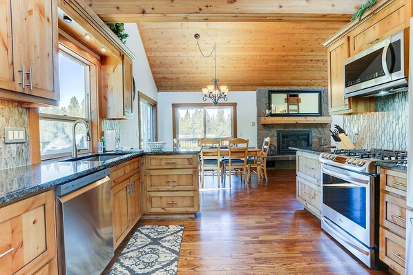 House, 4 Bedrooms | Private kitchen