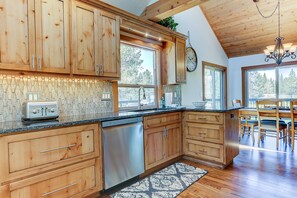 House, 4 Bedrooms | Private kitchen