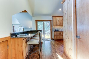 House, 4 Bedrooms | Private kitchen | Fridge, microwave, oven, stovetop