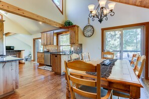 Dining - 3 Spyglass Home on Meadows Golf Course feature Brand New Hot Tub and Bikes by RedAwning (Bend)