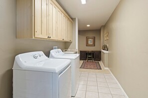 House, 4 Bedrooms | Interior - Golden Butte 4 Bedroom Home by RedAwning (Bend)