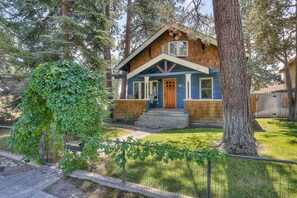 A two-story house with a wooden exterior, a front porch, and a fenced yard. - Pet-friendly Albany Cottage With BBQ on the Deck by Redawning (Bend)