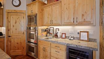 House, 6 Bedrooms | Private kitchen | Fridge, microwave, oven, stovetop