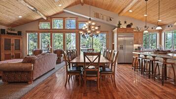 House, 6 Bedrooms | Dining