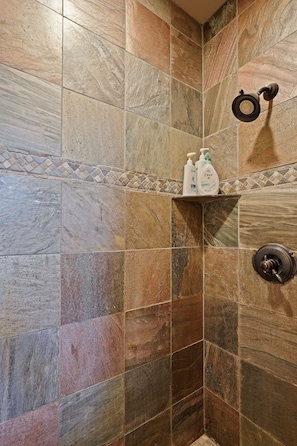 House, 6 Bedrooms | Bathroom