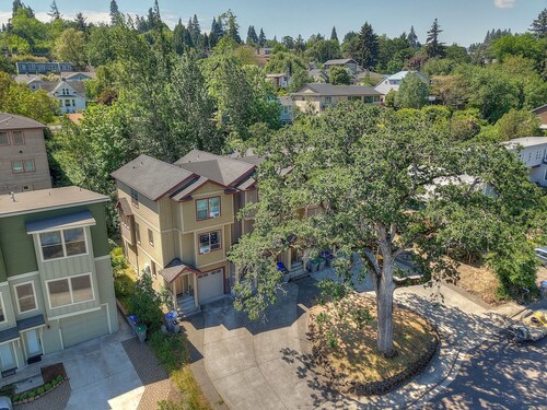 Spacious B2 Townhome with Fireplace and BBQ on the Deck by RedAwning