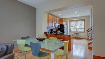 House, 3 Bedrooms | Private kitchen | Fridge, oven, coffee/tea maker, toaster