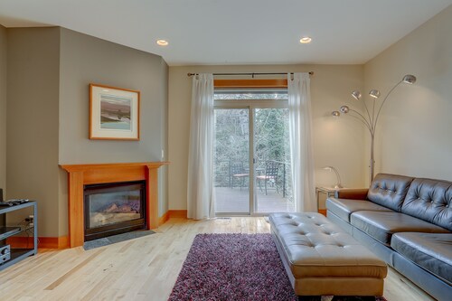 Spacious B2 Townhome with Fireplace and BBQ on the Deck by RedAwning