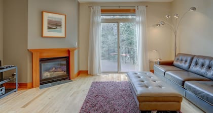 Spacious B2 Townhome with Fireplace and BBQ on the Deck by RedAwning