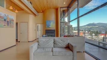 Nhà, 6 phòng ngủ | Khu phòng khách | TV màn hình phẳng, lò sưởi