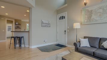 House, 3 Bedrooms | Living room