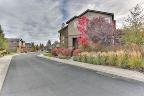 A residential street with houses, a curved driveway, and a variety of plants and trees. - Vantage Point 3 Bedroom Townhouse by RedAwning (Bend)