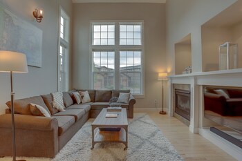 Vantage Point 3 Bedroom Townhouse by RedAwning