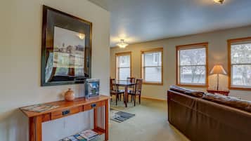 Apartemen, 1 kamar tidur | Ruang keluarga | TV