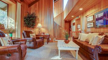 House, 4 Bedrooms | Living area | Flat-screen TV, DVD player