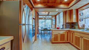 House, 4 Bedrooms | Private kitchen | Fridge, microwave, oven, stovetop