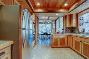 House, 4 Bedrooms | Private kitchen | Fridge, microwave, oven, stovetop