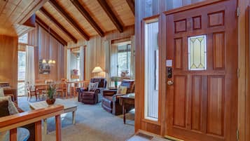 House, 4 Bedrooms | Dining