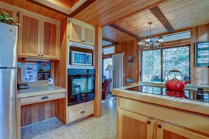 House, 4 Bedrooms | Private kitchen | Fridge, microwave, oven, stovetop