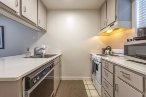 Studio | Eigene Küche | Kühlschrank, Ofen, Wasserkocher mit Kaffee-/Teezubehör, Wasserkocher